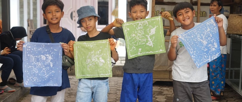 Seorang ibu dan anak berpartisipasi dalam workshop batik selama acara Easter Fair