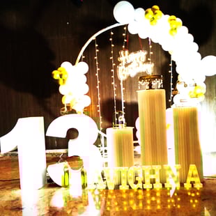 Classic gold & white decoration