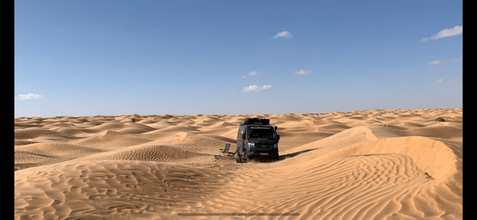 Dünenfahren in der Sahara Tunesiens mit 4x4 Fahrzeug im Sand