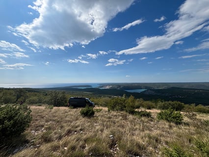 Offroad Strecke in Istrien durch Wälder und hügelige Landschaft