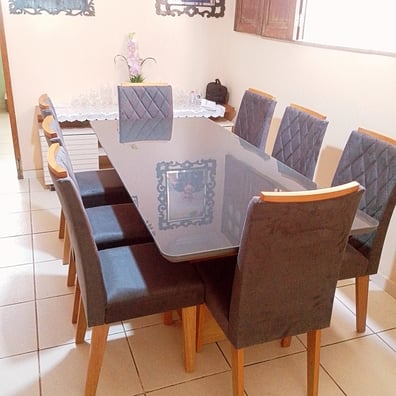 Montagem de mesa e cadeiras 