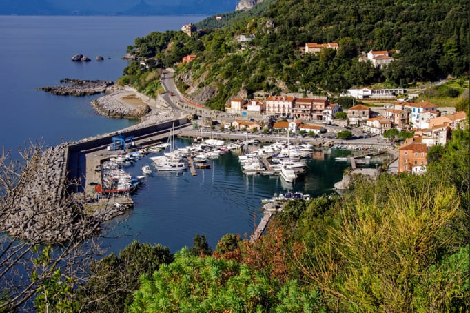 Porto di Maratea visto dall'alto — yacht ormeggiati sulla costa tirrenica lucana