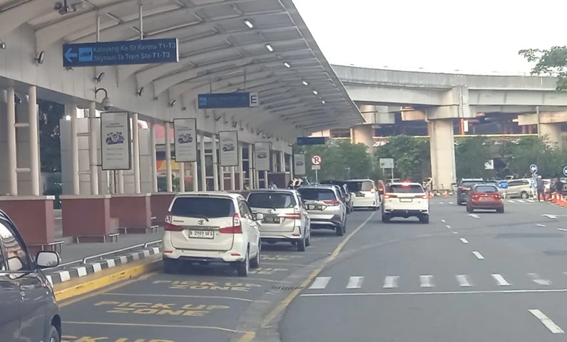 Beberapa mobil sedang menunggu di lobby penjemputan bandara Soekarno-Hatta.