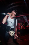 Cantante de banda de rock gritándole al micrófono durante un concierto. foto concierto
