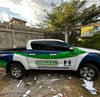 Adhesivo vehicular personalizado para publicidad móvil y promoción en tránsito.