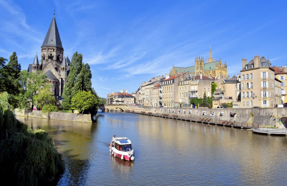 Metz, située dans le nord-est de la France, est une ville historique au riche patrimoine culturel et