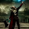 Cosplay de Thor tenant son marteau avec la foudre.