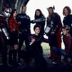 Cosplay du groupe Marvel tous ensemble. assis