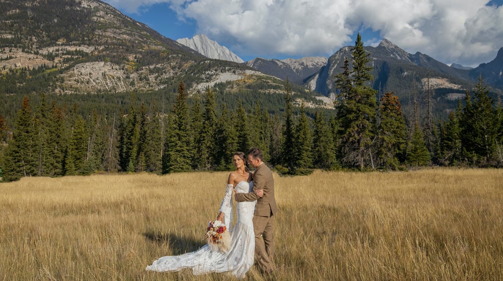 beide and Boom eloping in a field in Banff