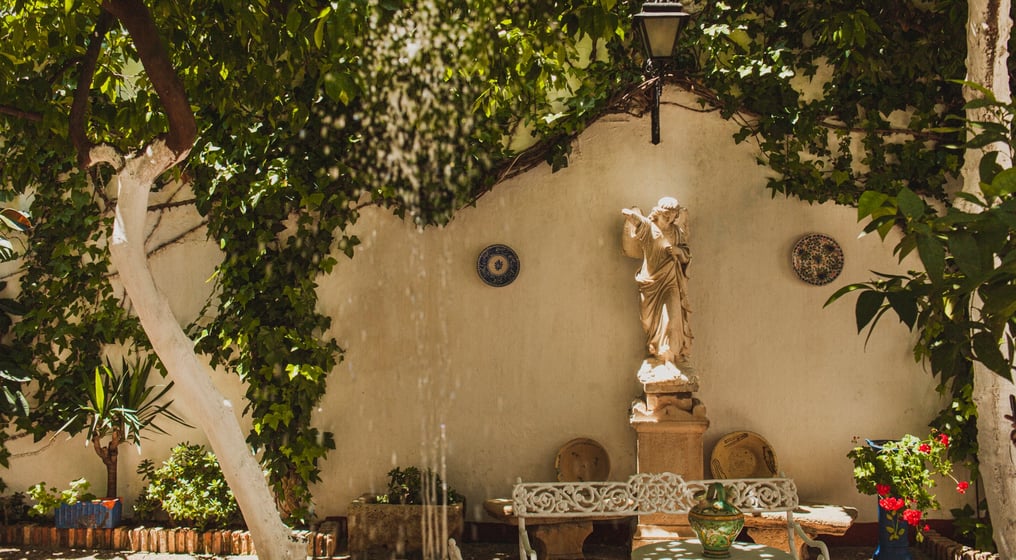 Patio cordobés con fuente en Andalucía