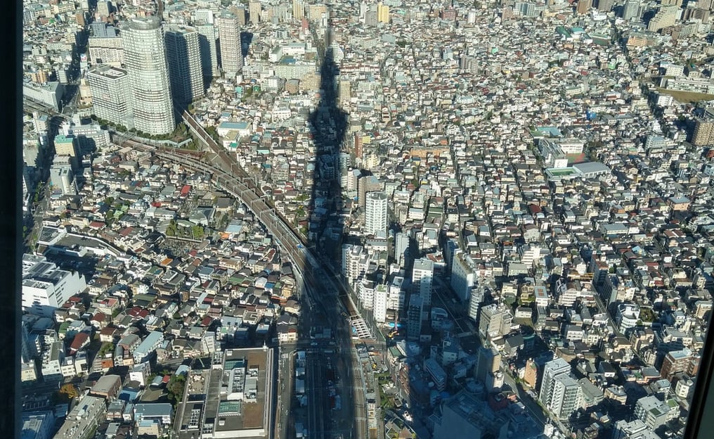 Cień Tokyo Skytree rzucany na miasto