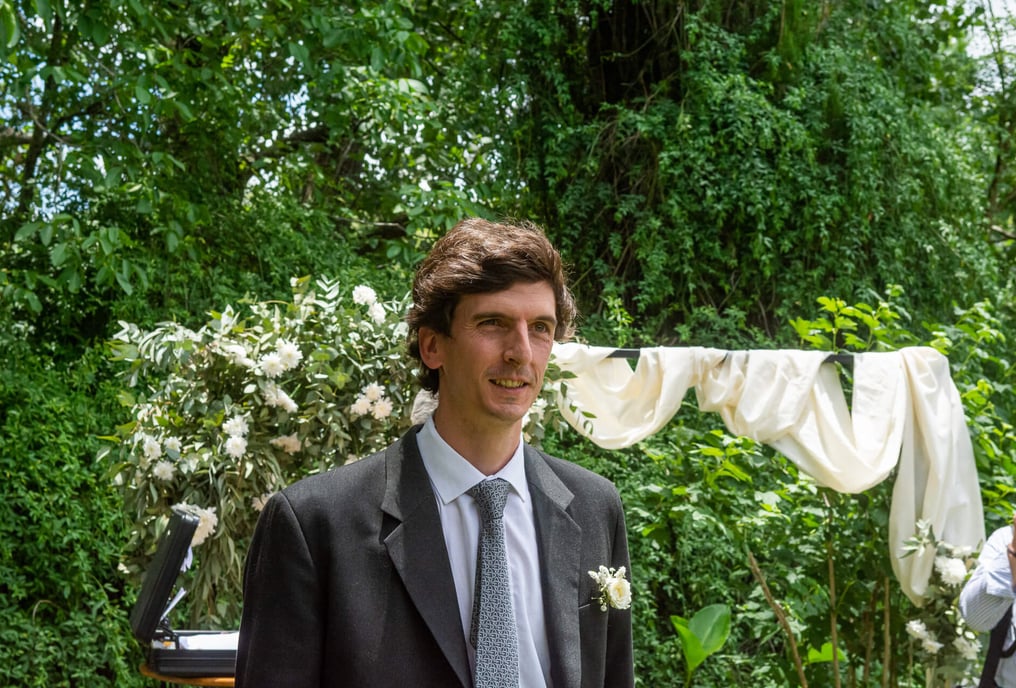 novio esperando a la novia en el altar