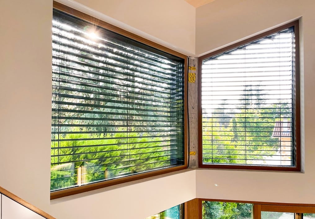 a trapézoïdal window with blinds 