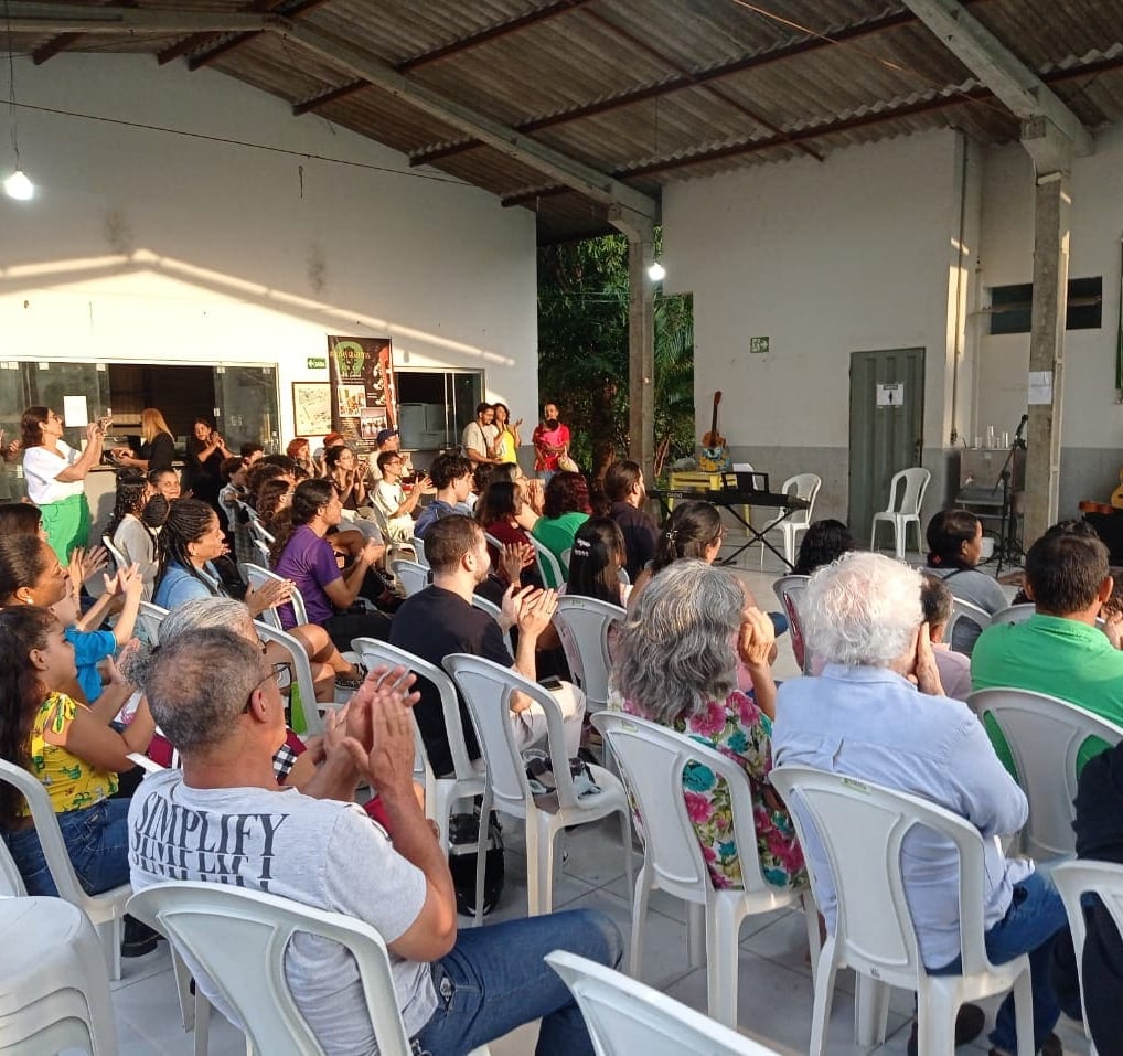 Público aplaudindo emocionado durante o recital.