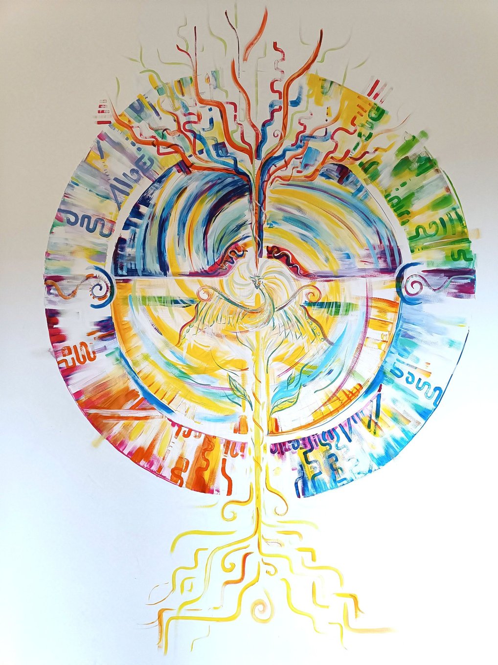 Peinture murale du portail du dragon, avec u format circulaire traversé par un arbre de vie et avec un dragon au centre
