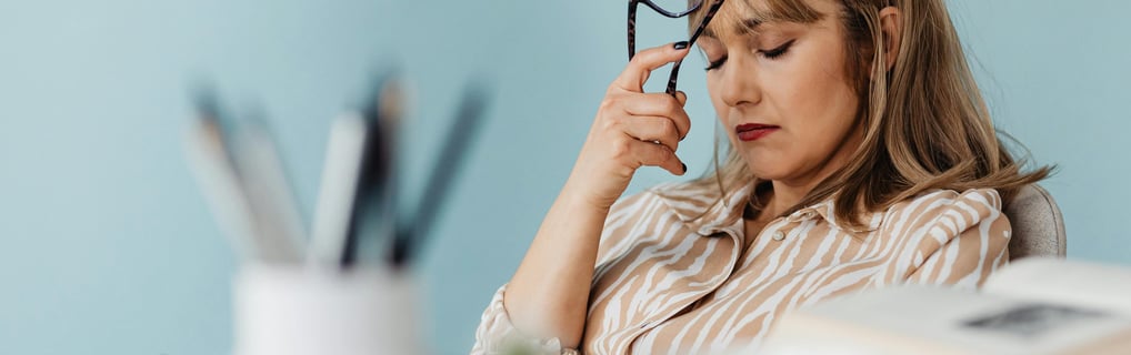 Représentation de la dissonance entre l'image de force d'une femme cadre et sa vulnérabilité