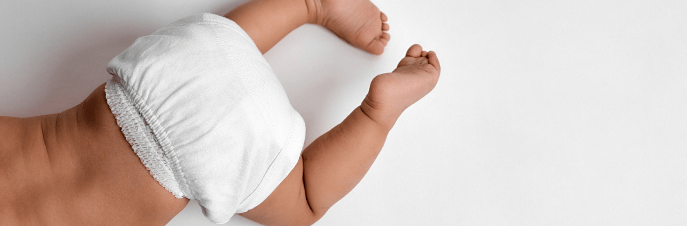 Fesses de bébé dans une couche propre à quatre pattes