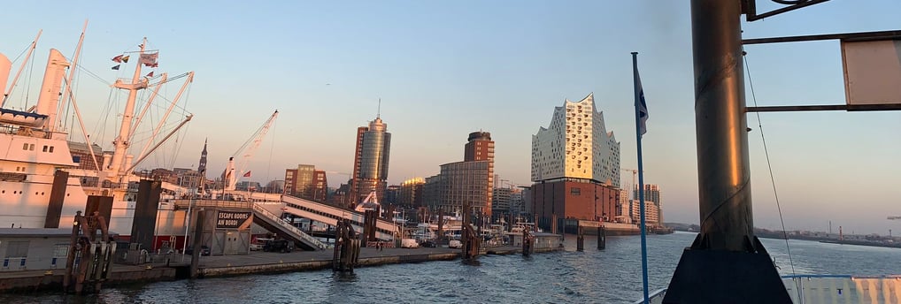Elbphilharmonie und Elbe Hamburg