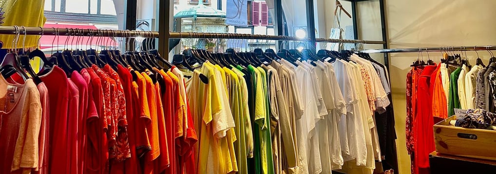 T-shirt sur les portants de la boutique