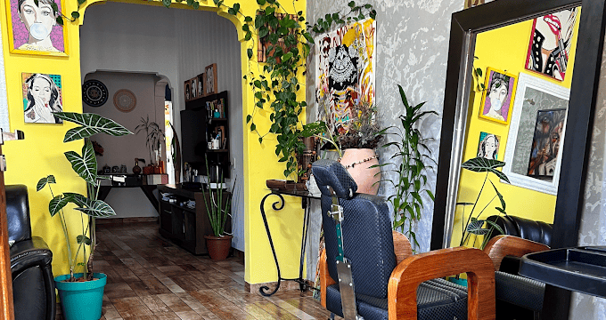 Maquiagem Profissional: Além de suas habilidades como cabeleireira e extensionista, Amanda Amorim maquiadora profissional.