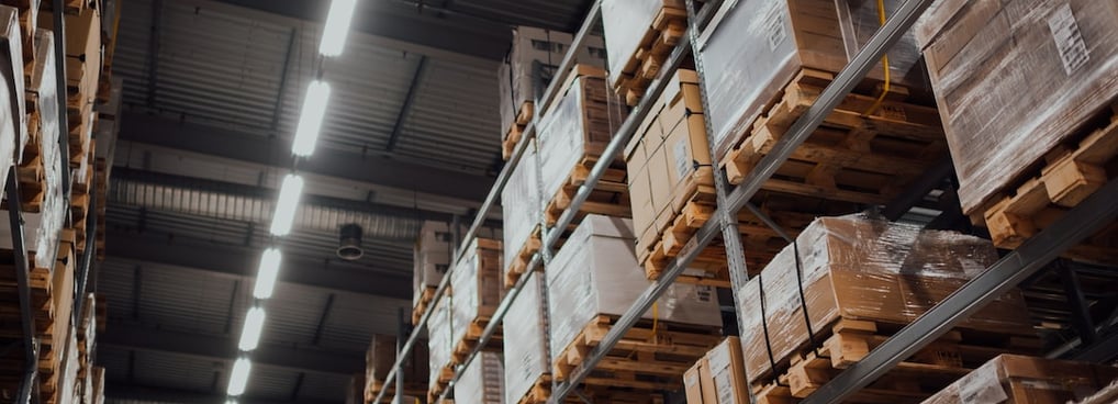 Estoque de uma fábrica com várias caixas empilhadas