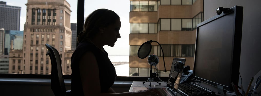 Cadre supérieure isolée, travaillant à son bureau, reflet de la solitude professionnelle