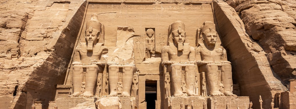 Madruga para un viaje a Abu Simbel, donde se pueden admirar los impresionantes templos de Ramsés II y Nefertari.