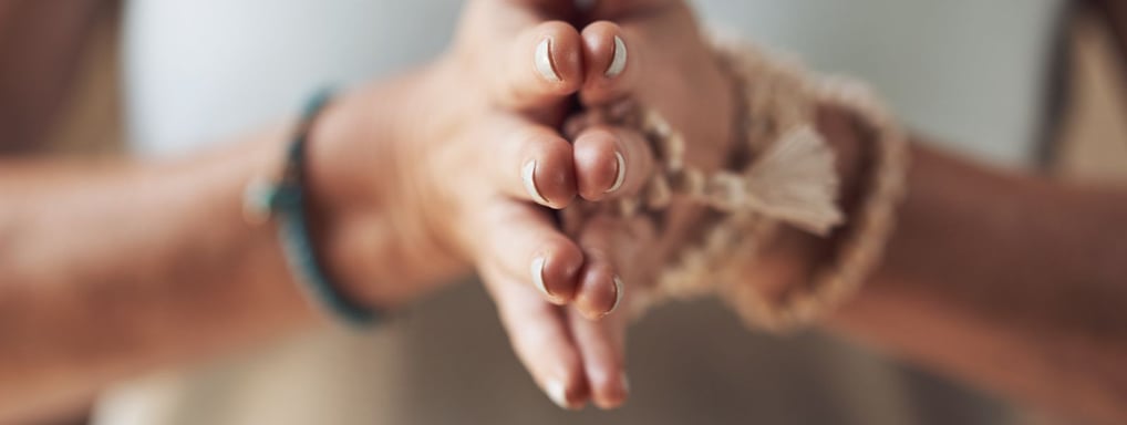 Les mains d'une femme en position de prière yoga spiritualité philosophie religion mudra mains bras 
