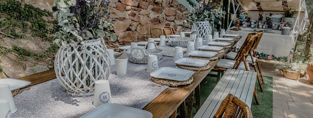 Mesas con encanto para celebraciones al aire libre en Málaga. Detalles cuidados y estilo natural