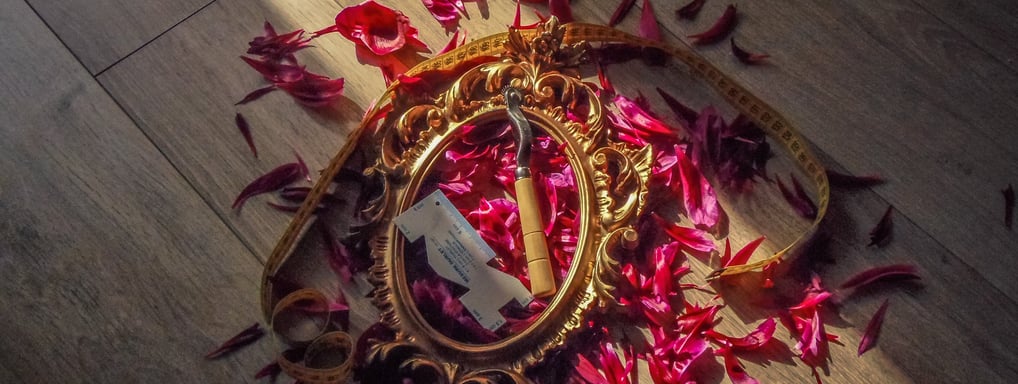 Cadre doré sur pétales de fleurs avec plusieurs outils de couture pour faire des costumes fait main