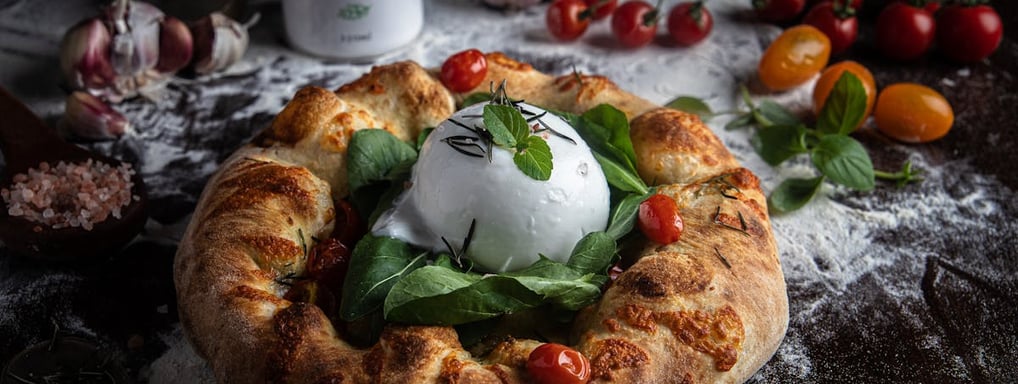 Pizza artigianale con mozzarella di bufala al centro, cotta nel forno a legna da AndrèsRosa Pizzeria