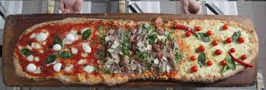 Pizza al metro artigianale con ingredienti freschi da AndrèsRosa Pizzeria ad Alseno