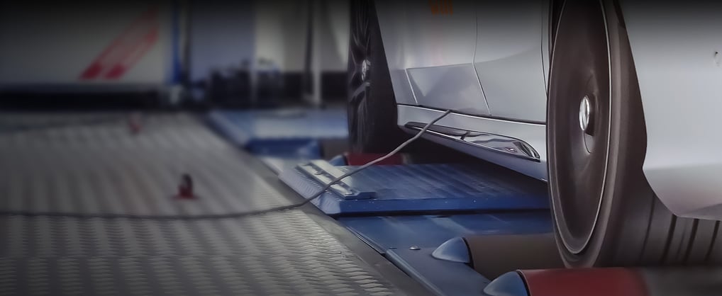Une voiture roulant sur un banc de puissance représente le potentiel moteur après reprogrammation 