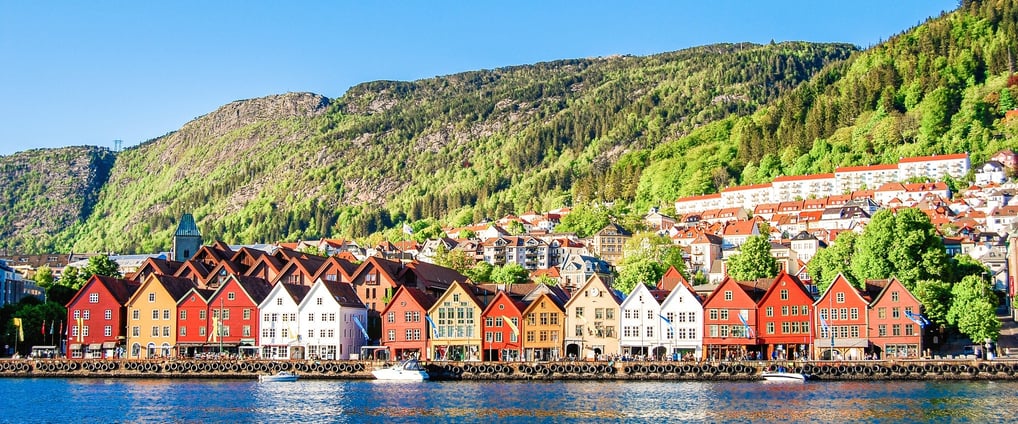 Panoramablick auf Trondheim mit Nidelva-Fluss, Altstadt und farbigen Holzhäusern bei Tageslicht.