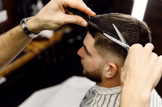 Client al frizeriei care este tuns de un specialist