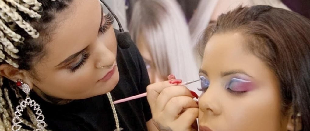 Maquiagem Profissional: Além de suas habilidades como cabeleireira e extensionista, Amanda Amorim maquiadora profissional.