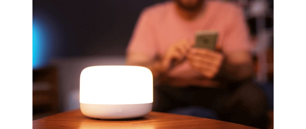 Sala de estar de uma casa inteligente com iluminação controlada por smartphone.