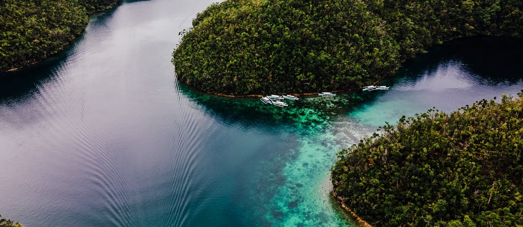 a boat is traveling through the water