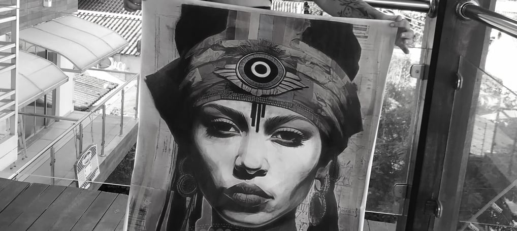 manda Amorim em seu estúdio de arte, esboçando um novo projeto com foco e precisão.