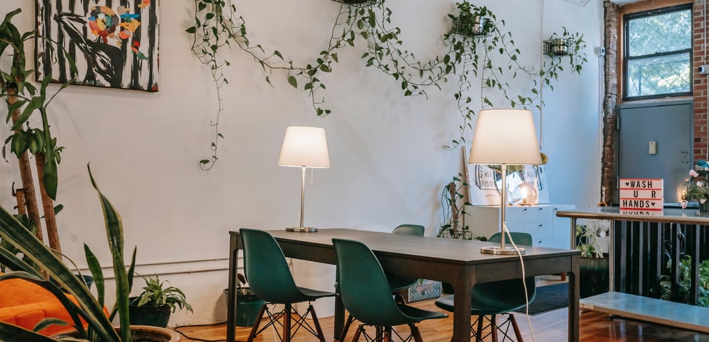 Ambiente acolhedor com plantas, proporcionando frescor e estilo à decoração.