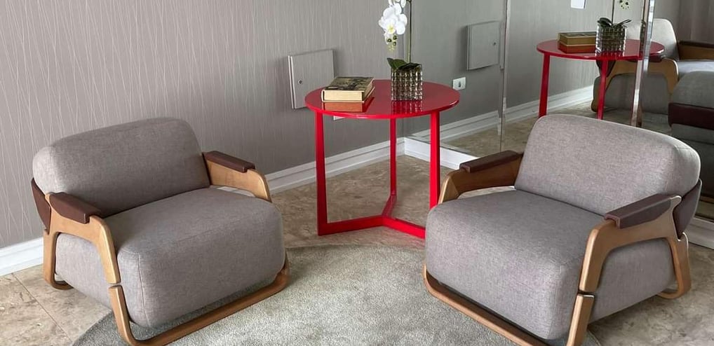 Par de poltronas elegantes reformadas em tecido de linho cinza e estrutura de madeira