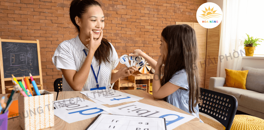 Hình ảnh học sinh tham gia vào lớp can thiệp sớm cho trẻ tự kỷ tại Trung Tâm Hoa Nắng Hải Phòng.
