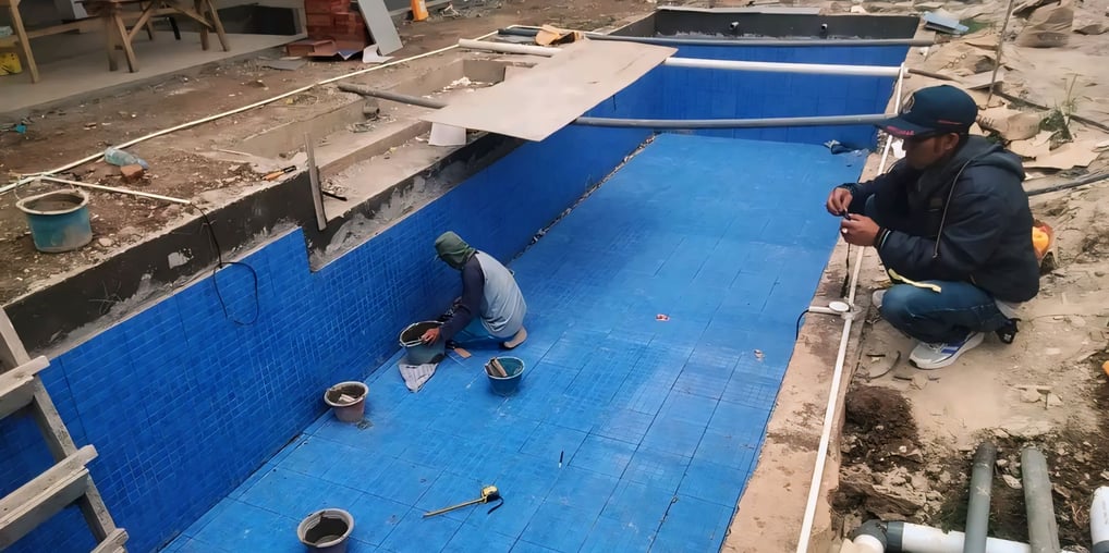 pemasangan keramik kolam renang berwarna biru oleh tim dayanapool.