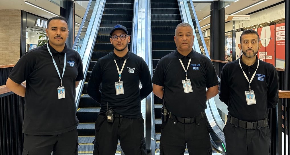Agents de sécurité en uniforme debout dans un centre commercial à Casablanca
