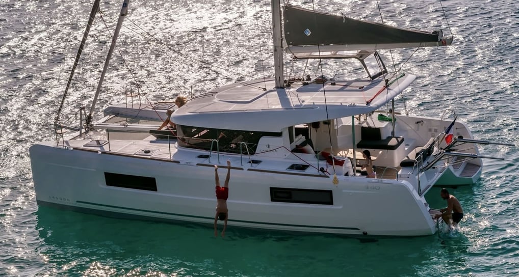 alquiler-barco-cadiz-catamarán-sache-familia-disfruta-baño-mar