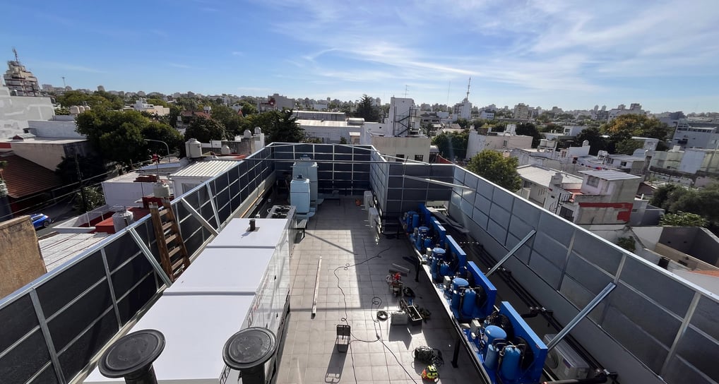 Pantalla acustica aislante en terraza aislando ruidos molestos a vecinos