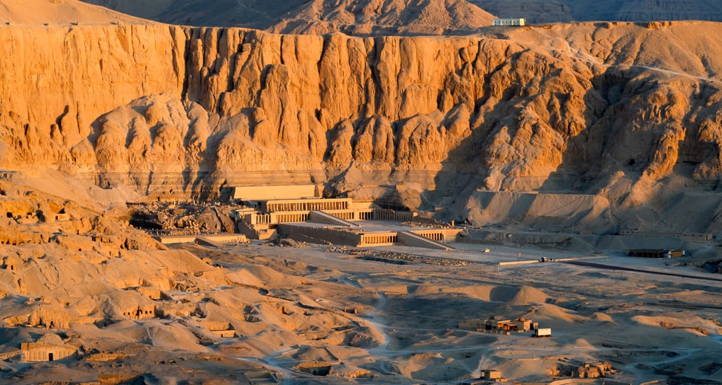 Coucher de soleil sur temple Hatchepsout Louxor avec Paseo Tours
