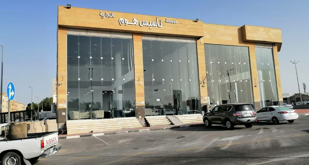 نقدم خدمات متكاملة في تصنيع وتركيب الزجاج والسكريت لمختلف القطاعات. خبرتنا تضمن جودة عالية واحترافية
