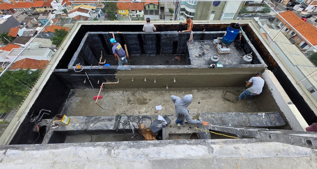 um grupo de homens trabalhando em um telhado