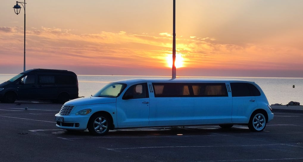 Limousine blanche avec un couché de soleil à Cannes